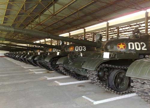 Xe tăng chiến đấu chủ lực T-62. Đây là loại xe tăng khá hiện đại trong kho tăng - thiết giáp Việt Nam.